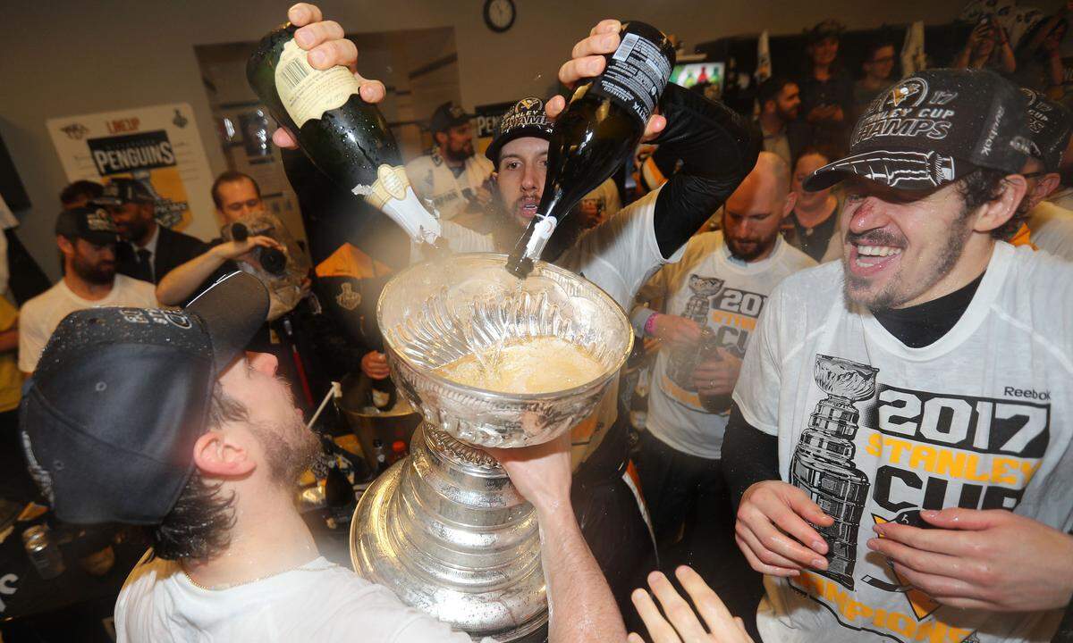 Der Stanley Cup wird befüllt, NHL-Champion Pittsburgh Penguins in Feierlaune.