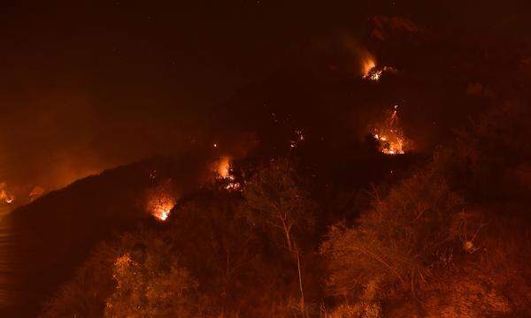 Die Einsatzkräfte standen wegen anhaltender Trockenheit, Wärme und heftigen Winden vor einem schweren Einsatz. Das Feuer in den Hügeln oberhalb der Pepperdine University, Malibu.
