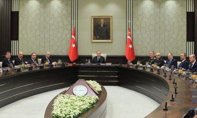 Sitzung des Nationalen Sicherheitsrates in Ankara. Der türkische Präsident, Recep Tayyip Erdo˘gan, treibt die Militäraktion im Norden Syriens voran.