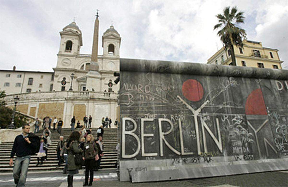 In Rom wurde auf der berühmten Spanischen Treppe an den Mauerfall erinnert. Ein Stück der Berliner Mauer und der Song "Another Brick In The Wall" von Pink Floyd bildeten eine multimediale Installation. Die Installation war am Abend auch die Kulisse für eine Veranstaltung unter dem Motto "Hin zur (für die) Freiheit".