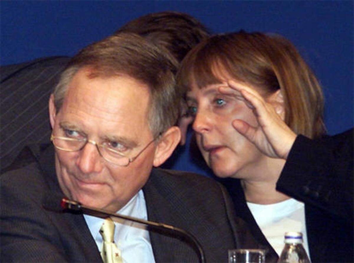 Kaum zehn Jahre später war Merkel Vorsitzende der CDU und Kohl vorläufig in Ungnade gefallen. Als Generalsekretärin hatte sie die Trennung der CDU von Kohl eingeleitet, bevor dieser die Partei allzu tief in den Parteispendensumpf hatte ziehen können. Sie ließ Kohls Nachfolger Wolfgang Schäuble hinter sich und führte die CDU als Parteichefin aus dem Affärentief zu neuen Wahlerfolgen und Umfrage-Hochs.