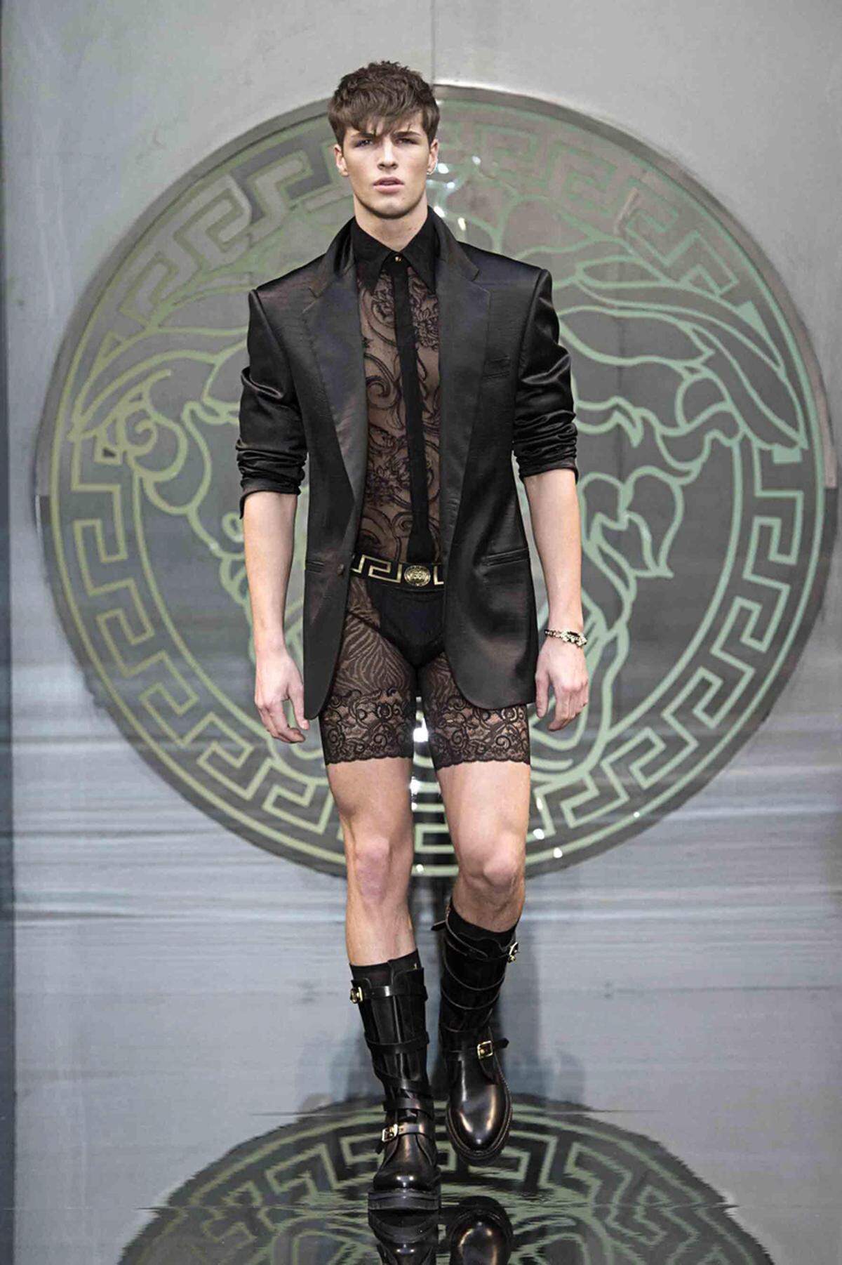 Es scheint, als habe der Trend zu Transparenz und Lingerie nun auch die Männerwelt erreicht. Donatella Versace kleidet ihre Models zumindest in zarte Spitzenbodys.