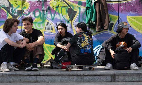Jugendliche bei einem Skatepark in Istanbul.