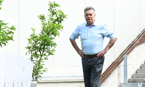 Ein Grüner im Grünen: Vizekanzler Werner Kogler im Garten des Restaurants Salonplafond im MAK, dem Museum für Angewandte Kunst, in Wien. 