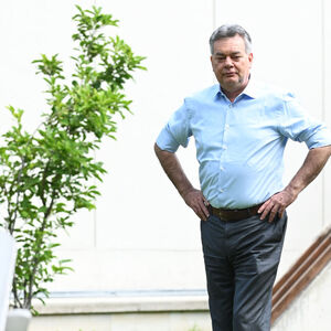 Ein Grüner im Grünen: Vizekanzler Werner Kogler im Garten des Restaurants Salonplafond im MAK, dem Museum für Angewandte Kunst, in Wien. 