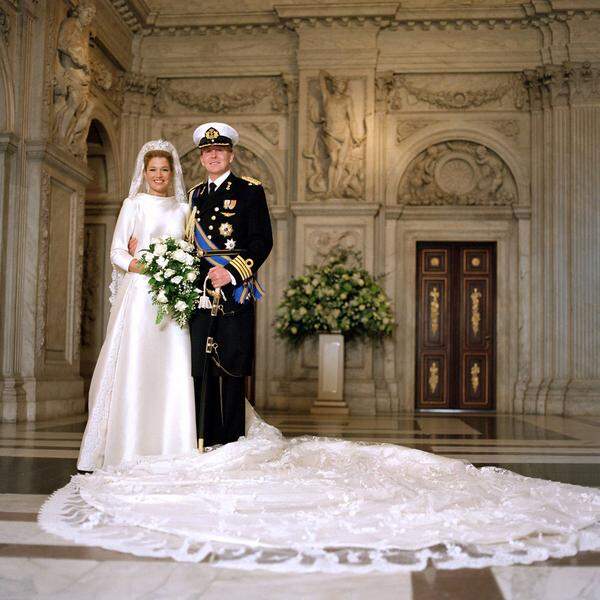 Willem-Alexander und Maxima der Niederlande heirateten am 2. Februar 2002. Das Kleid fertigte Designer Valentino aus Mikado-Seide an, Highlight war eine bestickte, fünf Meter lange Schleppe.