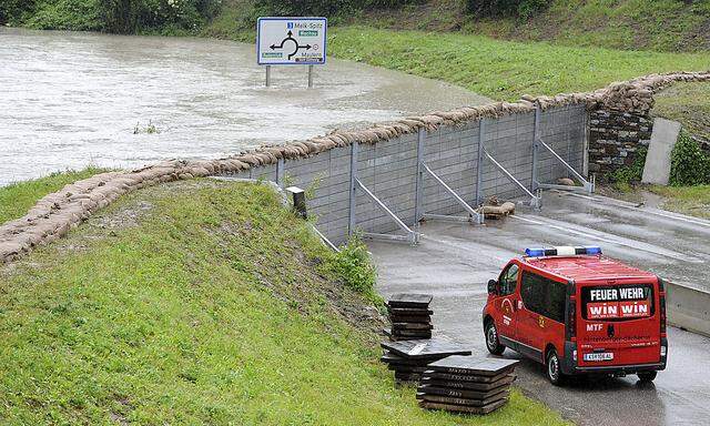 Mobiler Hochwasserschutz bei Krems-Stein. Infrastrukturministerin Doris Bures will mehrere Projekte vorziehen.