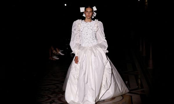 Die Braut der Haute-Couture-Kollektion von Chanel. Verantwortlich zeichnet das Pariser Atelier. 