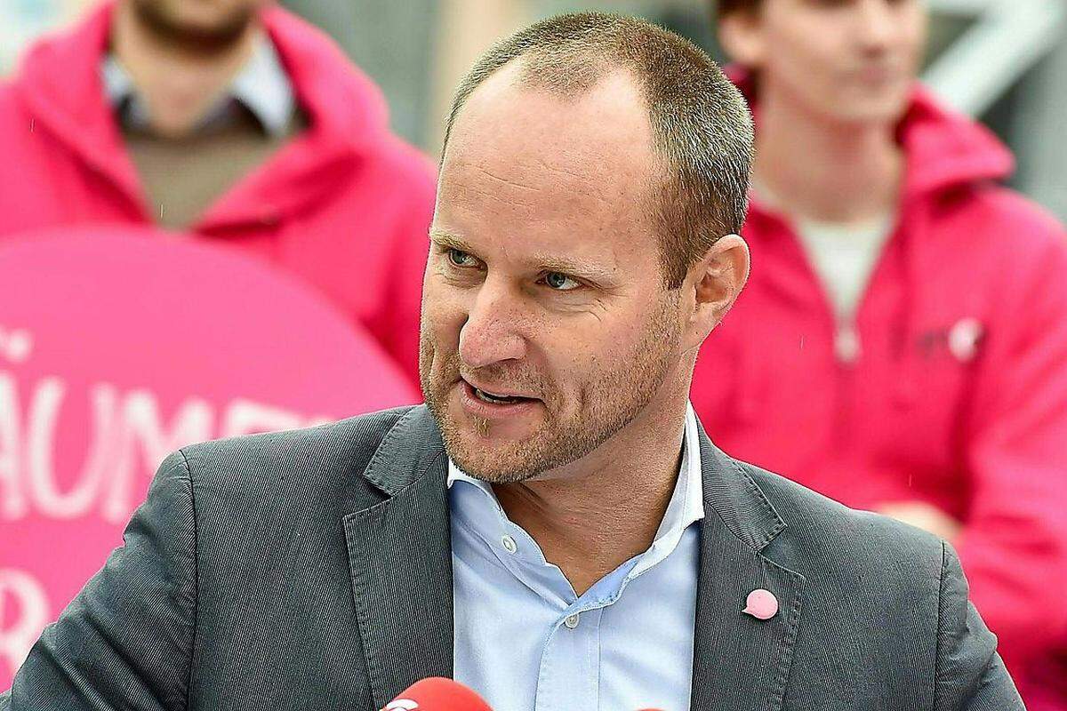 Neos-Parteichef Matthias Strolz will die Hoffnung auf den Einzug in den Landtag noch nicht aufgeben. Sollten die Pinken diesen verpassen, wäre dies „natürlich bitter". Immerhin sei man doch angetreten, um Reformen in das politische System zu bringen. „Es ist ein guter Zwischenschritt, ich hätte mir gewünscht, dass er größer ausfällt." Zum FPÖ-Erfolg meint der Parteichef, er halte das „Phänomen Rechtspopulismus" für nicht stabil.