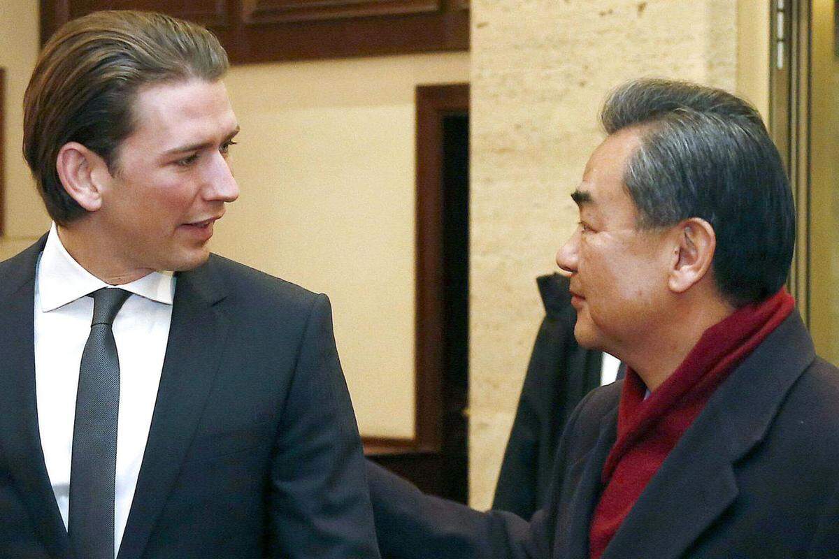 Als letzter der Chefdiplomaten der 5+1-Gruppe landete Montagfrüh Wang Yi in der Bundeshauptstadt. Chinas Außenminister wurde von seinem österreichischen Amtskollegen in Empfang genommen.