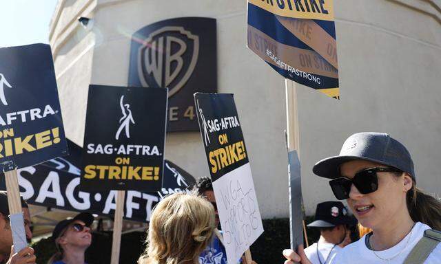 Die US-Schauspielgewerkschaft SAG-AFTRA protestiert weiter vor den Gebäuden der großen Studios, hier etwa jenem von Warner Bros. in Burbank, Kalifornien.
