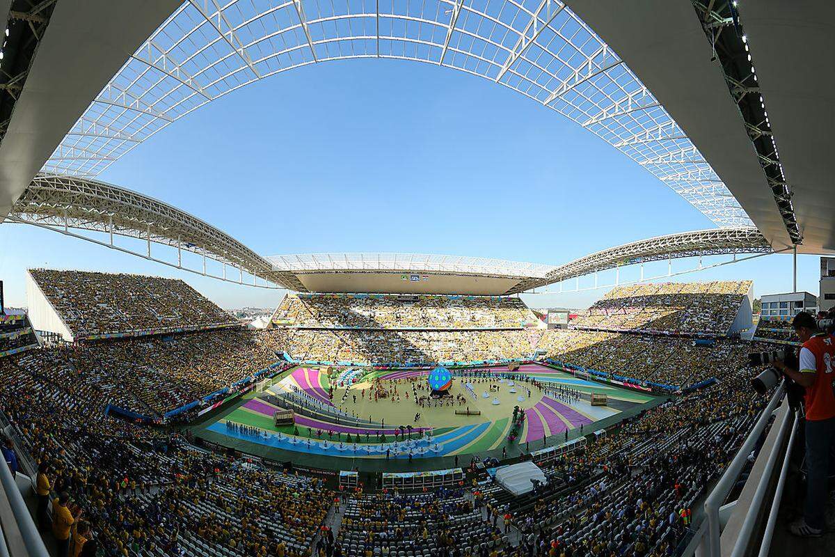 Während der Zeremonie wurde auch der acht Arbeiter gedacht, die während der Bauarbeiten für die zwölf WM-Stadien ums Leben kamen.