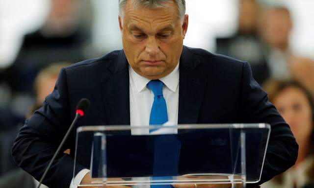 Viktor Orbán rechtfertigte sich nicht für die kritisierten Verfehlungen. In einem Statement vor dem Europaparlament sprach er von Verrat an seinem Land. 