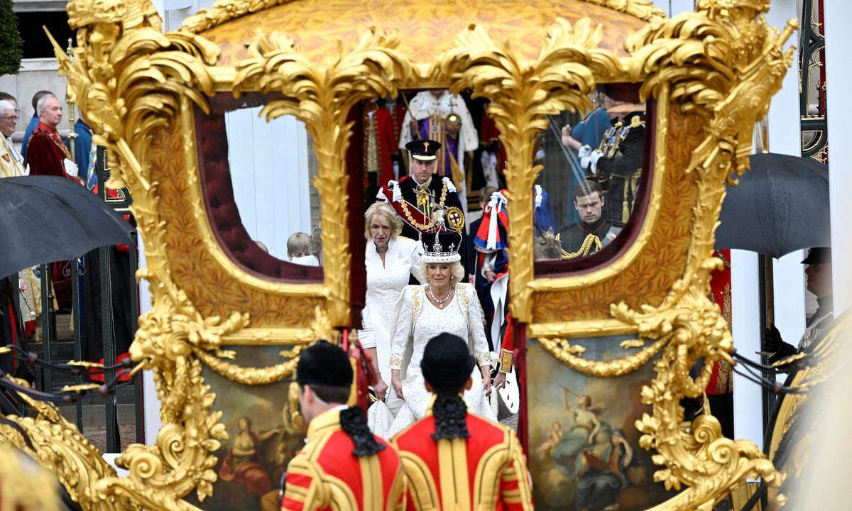 Die Staatskutsche für die "Coronation Procession" zurück zum Buckingham Palace sieht zwar sehr schön aus, soll aber nicht gerade bequem sein. Kein Wunder, ist sie ja schon ganze 261 Jahre alt. Das historische Holzgefährt wird von Lederriemen zusammengehalten. 