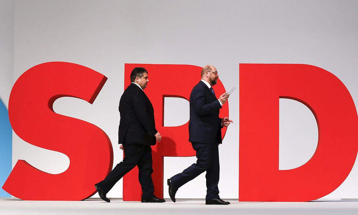 Schulz reagiert auf die Kritik aus den eigenen Reihen an seinen Außenminister-Ambitionen. Vollem Amtsinhaber Sigmar Gabriel hatte mit seiner Unmutsbekundung ordentlich Wirbel in die Partei gebracht. (Im Bild Gabriel und Schulz auf einem Archivbild aus dem Dezember 2015) Schulz erklärt seinen Verzicht auf den Posten, um durch die Debatte um seine Person das SPD-Mitgliedervotum zum Koalitionsvertrag nicht zu gefährden.