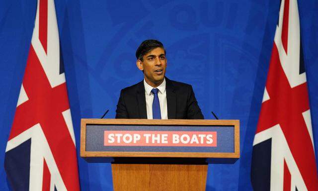 Der britische Premierminister Rishi Sunak hat es zum zentralen Anliegen seiner Regierung gemacht, die irreguläre Einreise von Migranten in kleinen Booten über den Ärmelkanal zu beenden.