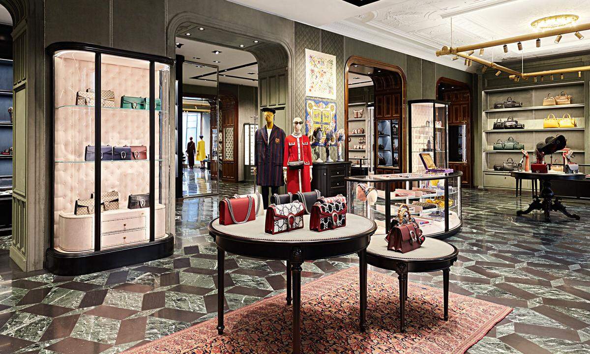 Gucci. Seit Anfang September erstrahlt der Wiener Store wieder in neuem Glanz. Auf 585 Quadratmetern und zwei ­Etagen ist das komplette Produktsortiment der italienischen Luxusmarke erhältlich.  Kohlmarkt 5, 1010 Wien.