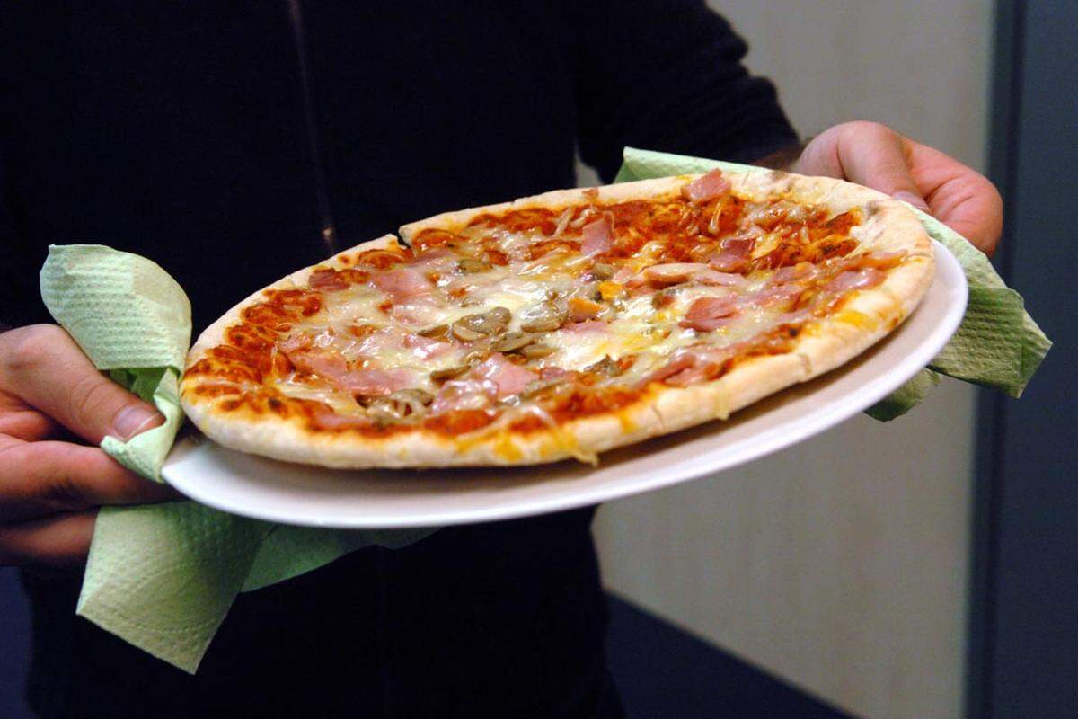 Manchmal ist auch einfach nur der Nachrichtenwert einer Aussendung fraglich. "Der ÖVP-Pressedienst gibt die Bestellung einer Familienpizza mit Champignons bekannt. Nachdem der Grüne Pilz uns Appetit auf Schwammerl gemacht hat, wollen wir die werten Kolleginnen und Kollegen in den Redaktionen über unseren Heißhunger informieren", heißt es in einer OTS, mit der die Volkspartei auf Korruptionsvowürfe von Peter Pilz reagiert. Man hoffe, auf der Pizza werde sich "kein schimmelig-grüner Giftpilz" finden. 40 Minuten später die Entwarnung: "Wir geben bekannt, dass die Pizza gemundet hat. Sehr sogar."