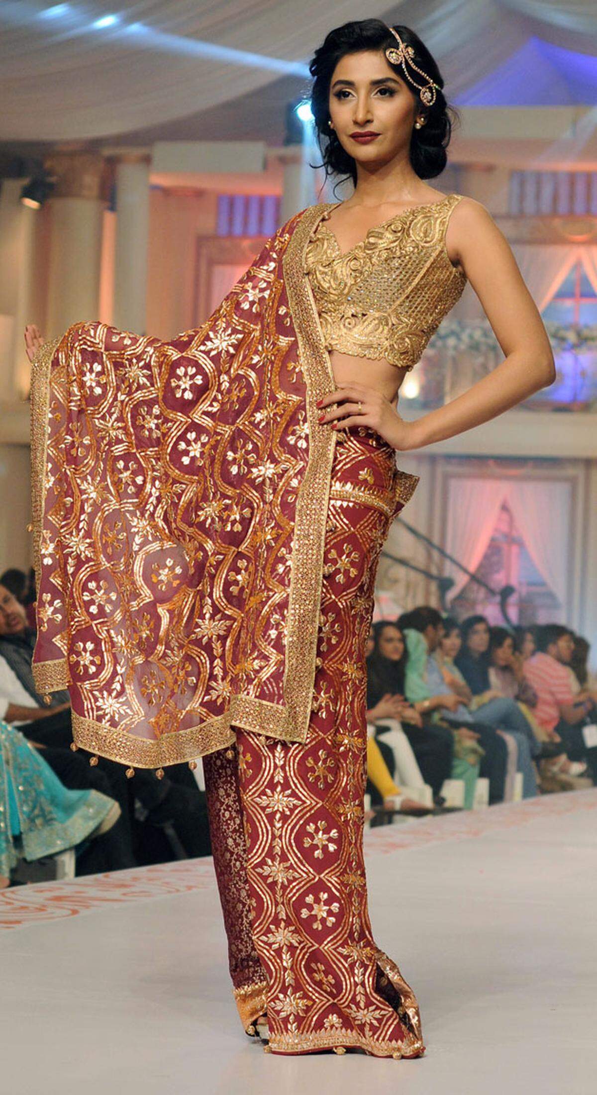 Einen festlichen Sari kann man ebenfalls tragen und dabei so gar noch ein wenig Haut zeigen, wenn es nach Sarah Gandapur geht.