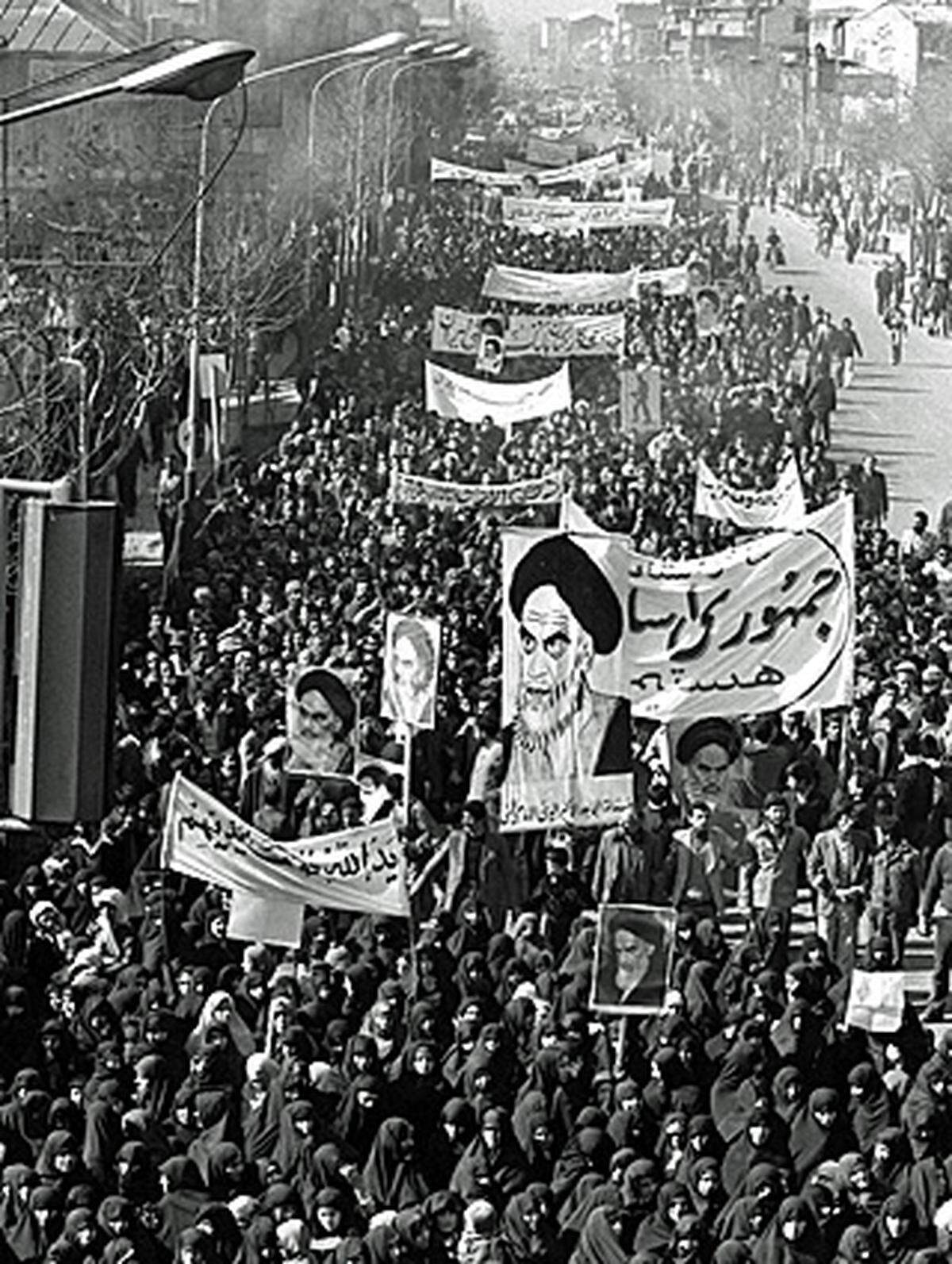 Vor 32 Jahren mobilisierte der schiitische Geistliche Ayatollah Ruhollah Khomeini die Massen gegen den herrschenden Schah Mohammad Reza Pahlevi. Millionen Menschen feierten ihren Helden Khomeini bei seiner Rückkehr aus dem Exil. Er lebte zuvor 15 Jahre in den Ländern Türkei, Irak und Frankreich. Khomeinis Revolution führte zu der Gründung der Islamischen Republik Iran am 1. April 1979.