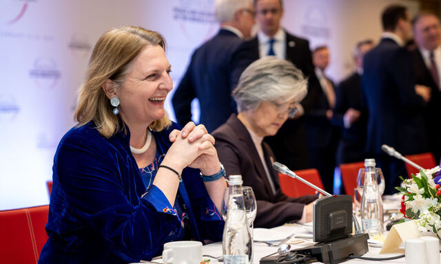 In Warschau kam es zu einem beiläufigen Smalltalk Benjamin Netanjahus mit Außenministerin Karin Kneissl