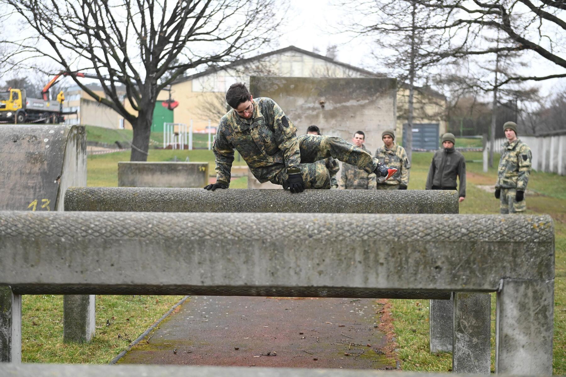 Compulsory Service Extension Misfires Amidst Absurd Debate, Austrian Paper Says