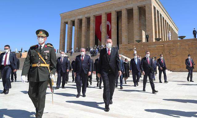Der türkische Präsident Erdogan am Siegestag am 30. August vor dem Mausoleum von Staatsgründer Kemal Atatürk.