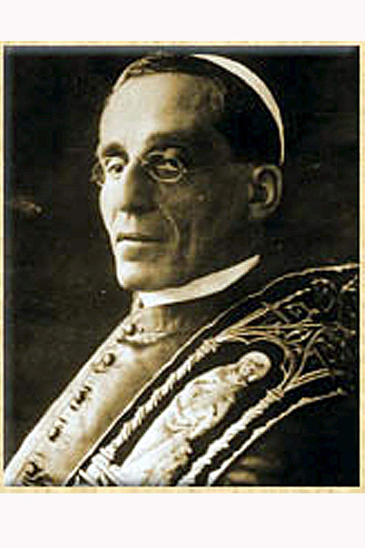 Giacomo della Chiesa wahrte im Ersten Weltkrieg strikte Neutralität. 1917 schrieb er ohne Erfolg an die Regierungen aller Krieg führenden Länder und bat um Einstellung der Kampfhandlungen.