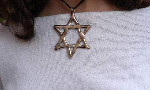 Symbolbild: Jüdisches Mädchen trägt eine Kette mit dem Davidstern