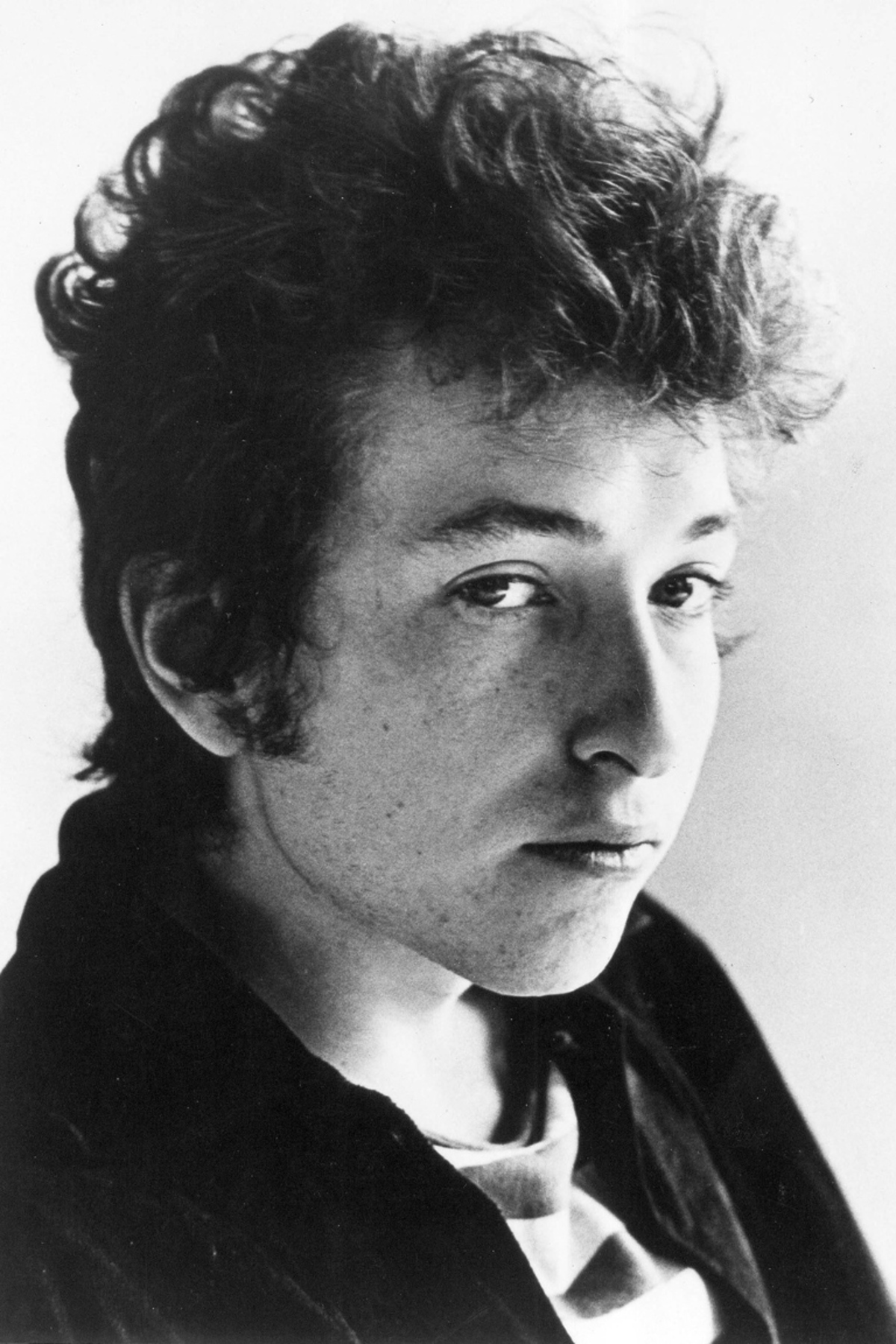 Dass die Verleihung des Literaturnobelpreises an den Songwriter Bob Dylan eine Debatte auslösen würde, damit konnte man rechnen. Doch diese ging in eine unerwartete Richtung. Diskutiert wurde vor allem, dass Dylan für die Nobelpreis-Jury wochenlang nicht erreichbar war und nicht zur Nobelpreis-Verleihung erschien. Dabei ist eigentlich viel wichtiger, dass sich die Jury nicht an enge Definitionen von „Literatur“ und „Musik“ gehalten hat, sondern ihn für seine lyrische Erzählformen ausgezeichnet hat. Darin ist Dylan nämlich einzigartig.