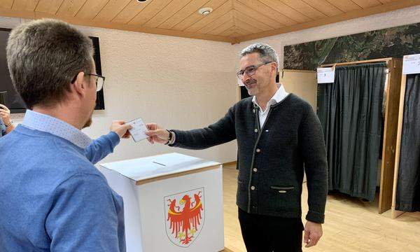Landeshauptmann Arno Kompatscher bei der Wahl im vergangenen Herbst - Stimmabgabe in Völs.