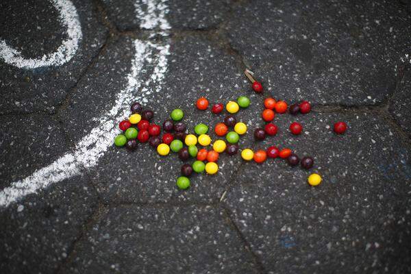 In der Hand hatte Martin bei seinem Tod eine Packung Kaubonbons, die nun bei den Demos auch immer wieder zur Schau gestellt werden.