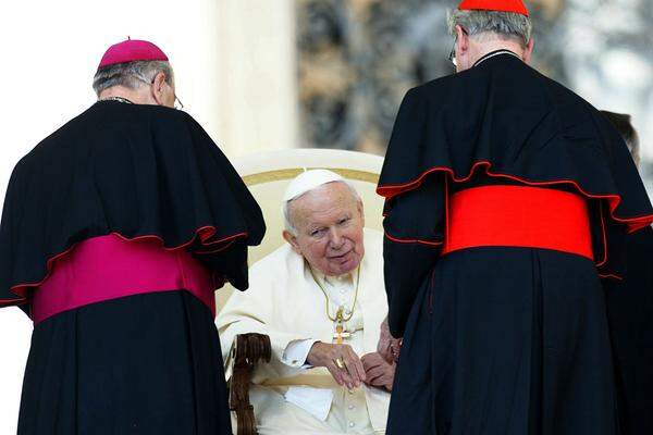 In den international auftretenden Skandal rund um Kindesmissbrauch in der katholischen Kirche agierte Johannes Paul II. zögerlich. Im April 2002 zitierte er das gesamte us-amerikanische Kardinalskollegium in den Vatikan zu einer Krisensitzung (im Bild). Die Taten seien "eine entsetzliche Sünde in den Augen Gottes". Die Priester hätten "großen Schaden" angerichtet und den Jugendlichen Leid zugefügt. Gleichzeitig verteidigte der Papst die Katholische Kirche und nahm die Mehrheit der Priester in den USA in Schutz.