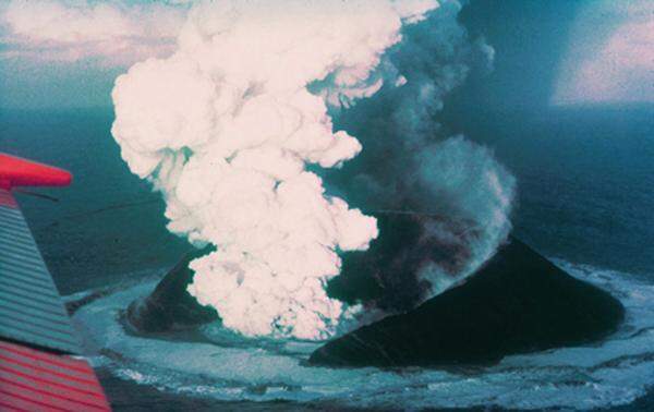 Surtsey, Island: Nach vier Jahren Vulkanaktivität kommt die neu entstandene Insel endlich halbwegs zur Ruhe. Todesopfer gab es keine zu beklagen, allerdings zeigte der Ausbruch und die Schaffung einer neuen Insel, welche Gewalt in Vulkanausbrüchen steckt.