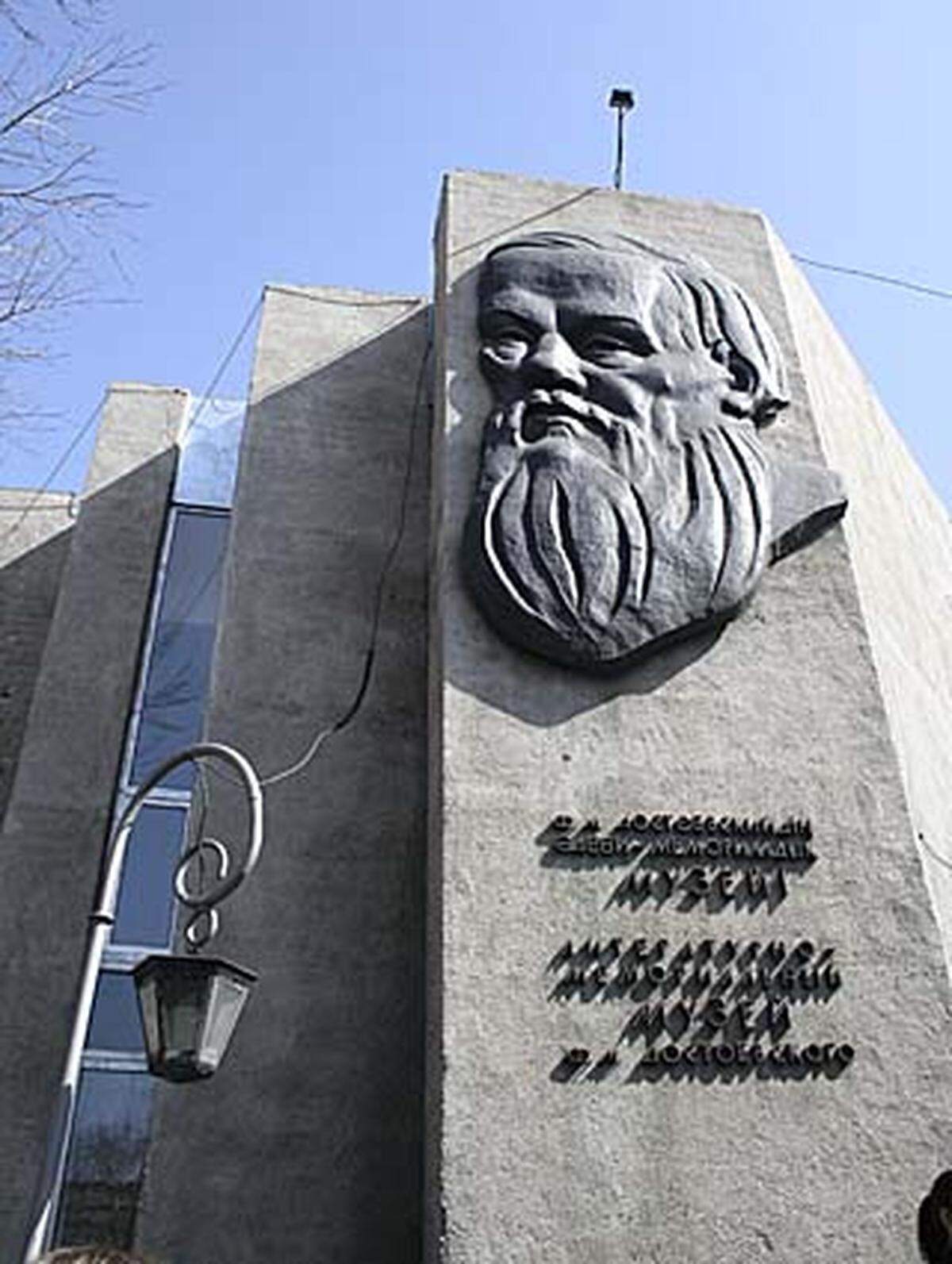 Das Dostojewski-Museum. Der russische Literat Fjodor Dostojewski verbrachte fünf Jahre in Semipalatinsk nach seiner Entlassung aus dem Straflager.Seine Erlebnisse verarbeitete er in seinem Buch "Aufzeichnungen aus einem Totenhaus".