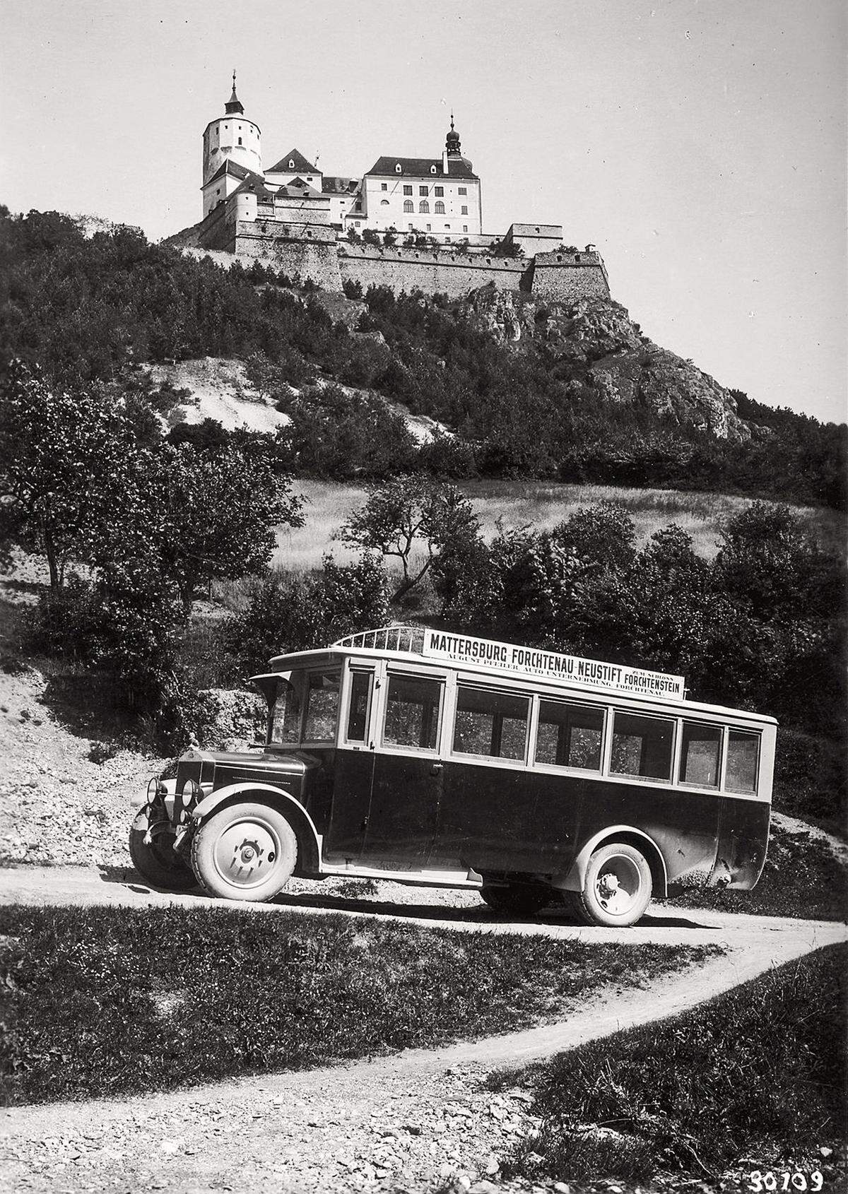 Burg Forchtenstein, Linienbus vom „August Pfeiler Auto‐Unternehmen Forchtenau“ mit der Aufschrift „Mattersburg‐Forchtenau‐Neustift zum Schloss Forchtenstein“, um 1930 