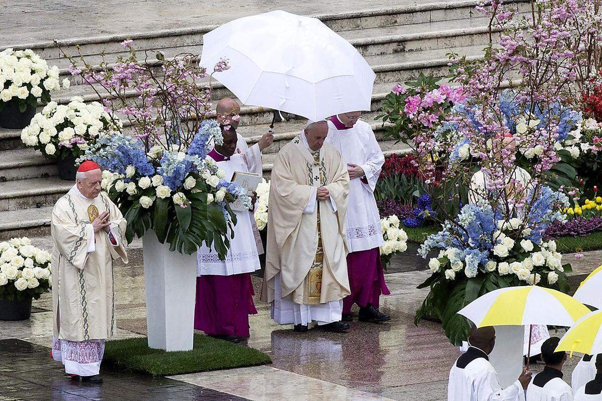 Die Ostermesse am Sonntag war der Höhepunkt der mehrtägigen Osterfeierlichkeiten im Vatikan. In seiner Predigt forderte Franziskus die Menschen auf, ihren Glauben wiederzuentdecken und sich an seinen Ursprung zu erinnern.