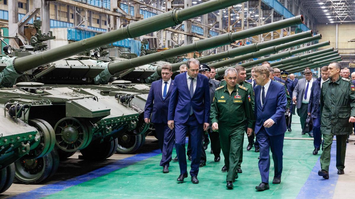 Russlands Verteidigungsminister Sergej Schoigu besichtigt eine Panzerfabrik. Die russische Kriegswirtschaft boomt.