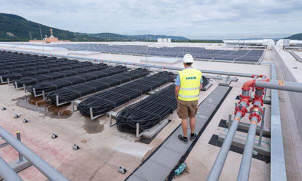 Auf dem Dach ist der erste Teil der Photovoltaikanlage bereits installiert. Die restlichen Flächen werden im Spätherbst mit Solarpaneelen bestückt. Der Strom könnte Spitzen abdecken, wird aber ins öffentliche Netz eingespeist.
