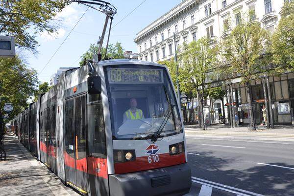 Nicht nur die neuen Straßenbahnlinien sollen die U1-Passagiere auffangen. Auch empfohlen: Mit anderen U-Bahnen großräumig ausweichen oder auch die S-Bahn nehmen. Die Straßenbahnlinie 6 und die Buslinie 14A werden in der Zeit der U1-Sperre verstärkt. Die neuen Linien 66 und 68 vertreten die U1 übrigens auch als Nightlines vor Samstagen, Sonn- und Feiertagen.