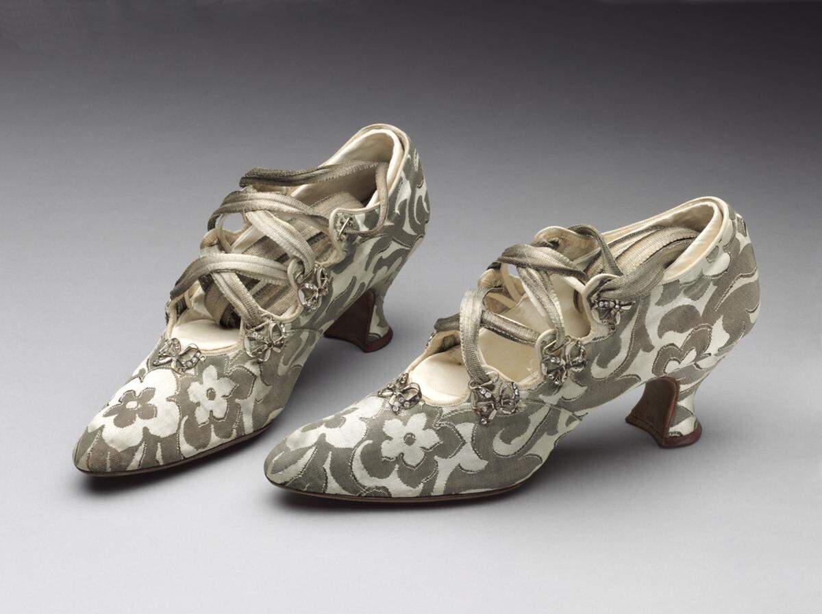 Die "Tango"-Schuhe aus Leder und Seide trug Phyllis Blaiberg 1914 als sie Bertie Mayer Stone heiratet.