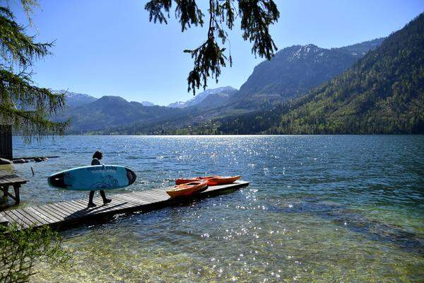 In der Steiermark liegt auch der Grundlsee. Er ist der größte See im Bundesland und wird wegen seiner Fläche von fast 5 km² gerne das "Steirische Meer" bezeichnet. Eingebettet in das Tote Gebirge lädt er auf eine frische Abkühlung nach einer Wandertour ein.