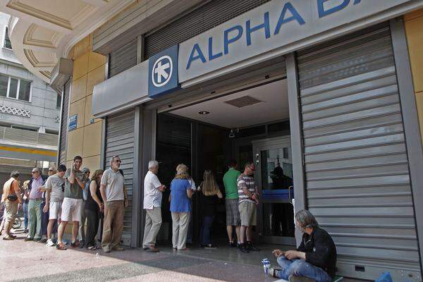 So werden die täglichen Barabhebungen an Bankomaten für Griechen auf 60 Euro pro Tag beschränkt.