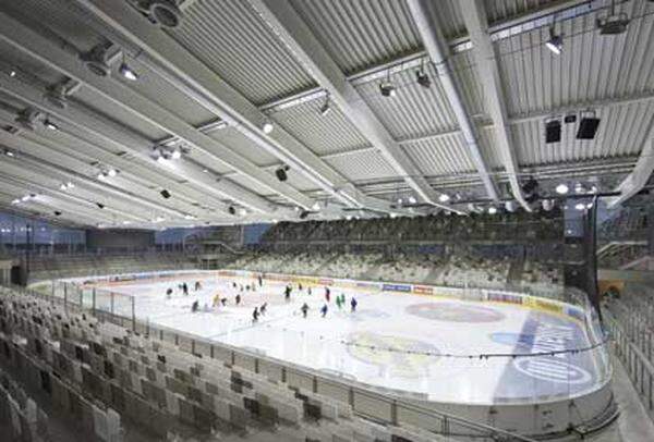 Die größte Herausforderung beim Um- und Zubau der Albert-Schultz Eishalle war eine geeignete Lösung für die Eisflächen- und Notbeleuchtung im Tribünenbereich der Haupthalle zu finden. Diese soll nämlich neben perfektem Licht später auch eine leichte Wartung ermöglichen. Eingesetzt wurden schließlich spezielle Hallenleuchten für die richtige Inszenierung der Eisfläche und extrem tiefstrahlende Notleuchten in LED-Technik. Insgesamt wurden während der fünfmonatigen Bauzeit rund 42.000 Arbeitsstunden geleistet.