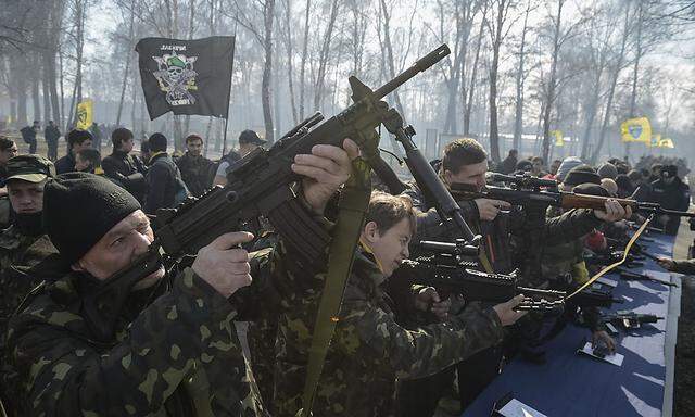 Members of a ´Maidan´ self-defense battalion take part in weapons training at a Ukrainian Interior Ministry base near Kiev