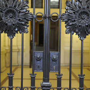 Noch sind die Fronten dicht, da die Anklage, dort 15 Angeklagte, die die Untreue- bzw. Bestechungs-Vorwürfe bestreiten (Symbolbild: Gitter vor dem Großen Schwurgerichtssaal des Straflandesgerichts Wien).