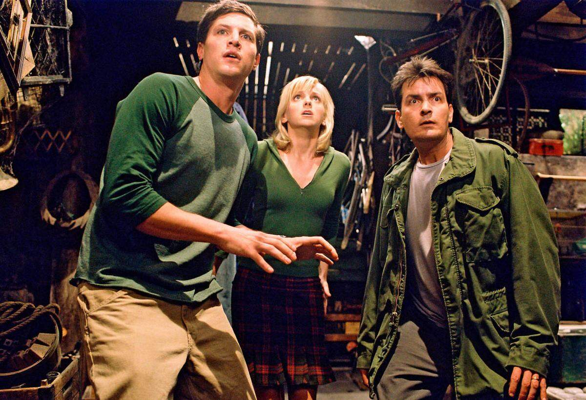 Knapp zehn Jahre später setzte er seine Slapstick-Tradition fort, als er im dritten und vierten Teil von "Scary Movie" mitspielte.  Im Bild: Simon Rex, Anna Faris und Charlie Sheen in "Scary Movie 3", 2003