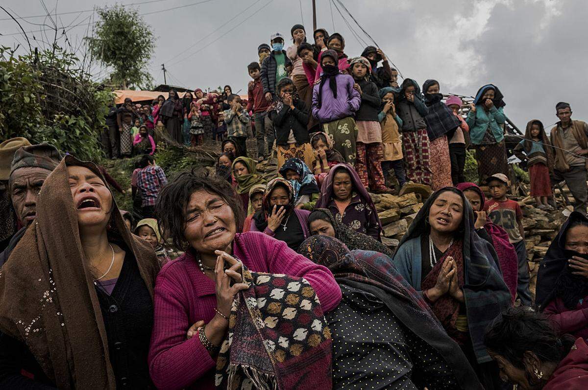 Daniel Berehulak, Australien, 2015, für The New York Times Aus der Serie "Nach dem Erdbeben", ebenfalls von "New York Times"-Fotograf Daniel Berehulak: Eine Frau weint, weil ihre Tochter nach einem Erdbenen in Bhaktapur, Nepal, nur noch tot aus den Trümmern geborgen werden konnte.