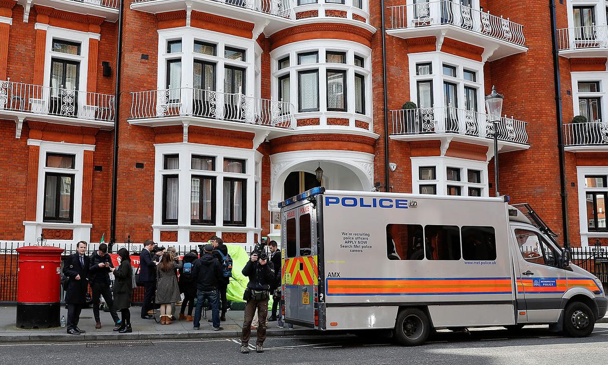 Ein Polizeiwagen am Donnerstag vor der ecuadorianischen Botschaft in London