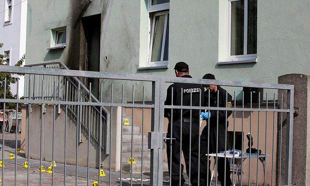 Vor einer Moschee in Dresden explodierte eine der Bomben Ende September.